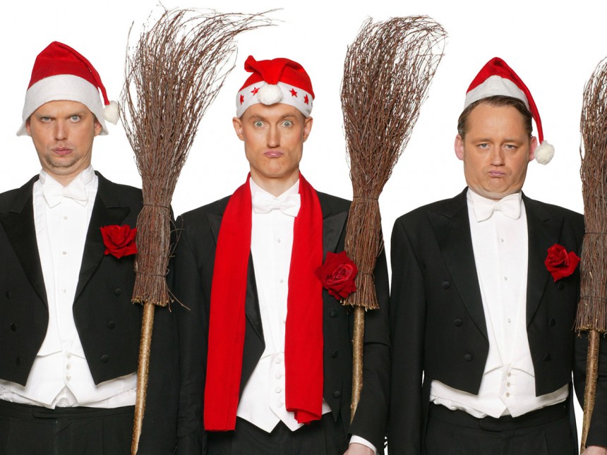 Das Hamburger Musiktrio Bibla Buh im weihnachtlich gekleidet.